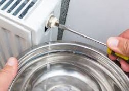 spusk-povitrya-na-panelnomy-radiatori